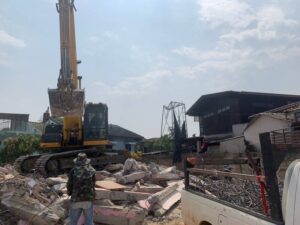 รื้อบ้านทุบตึก.com รถแม็คโครเชียงราย 16 รื้อบ้านทุบตึก.com รับรื้อบ้านทุบตึกเชียงราย 26